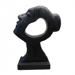 Escultura cabeza de mujer con agujero