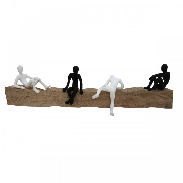 4 figuras  blanco y negrosentadas sobre tronco