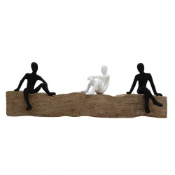 3 figuras  blanco y negro sentadas sobre tronco