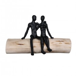 2 figuras blancas sentadas sobre tronco 