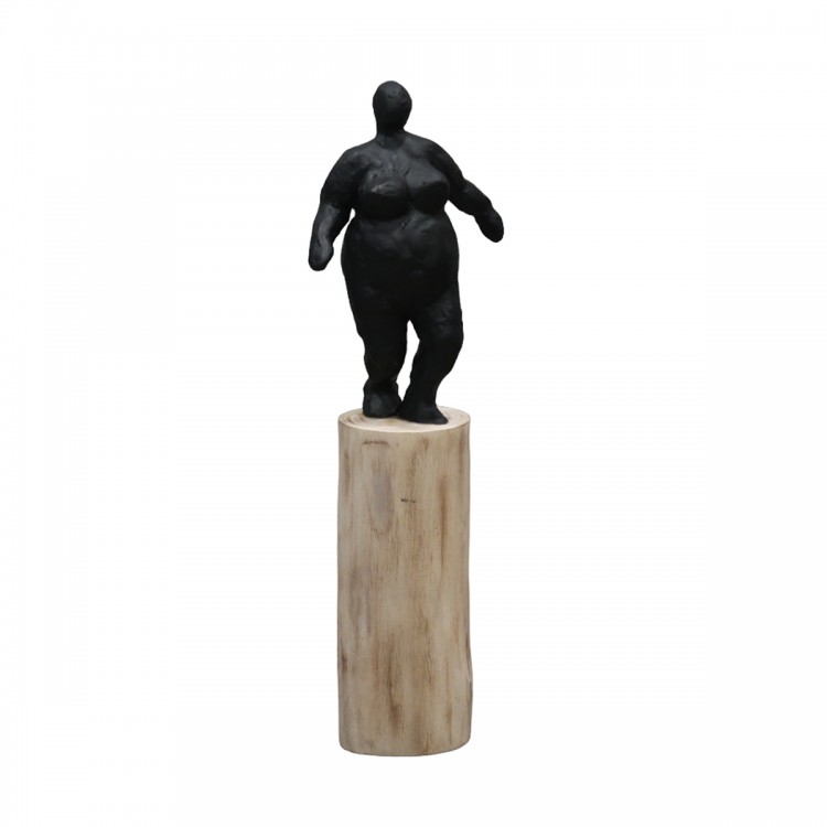 Figura mujer gorda negro sobre tronco 