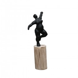 Figura mujer gorda  negra bailando sobre tronco