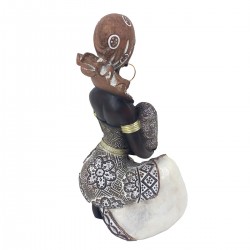 Africana arrodillada