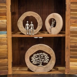 SeÐora sentada tronco