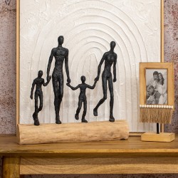 Familia negra sobre tronco